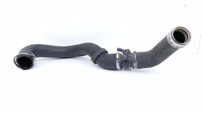 Gebruikte Intercooler Buis Volkswagen Transporter/Caravelle T5 2.0 TDI DRF Prijs € 75,00 Margeregeling aangeboden door Automaterialen Ronald Morien B.V.