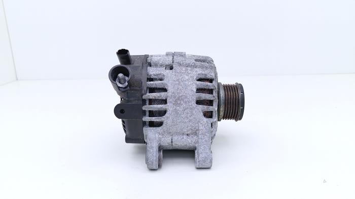 Dynamo van een Opel Corsa F (UB/UH/UP) 1.2 Turbo 12V 100 2020