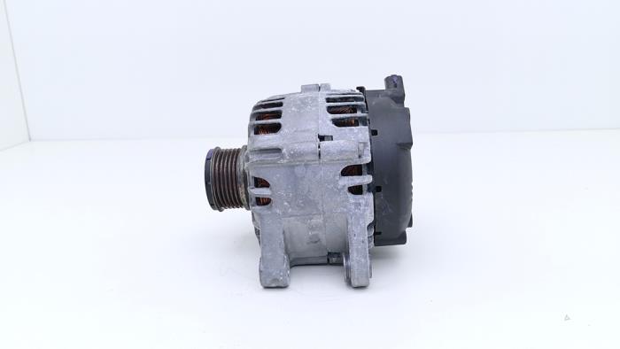 Dynamo van een Opel Corsa F (UB/UH/UP) 1.2 Turbo 12V 100 2020