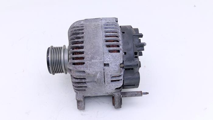 Gebruikte Dynamo Volkswagen Passat Variant (3C5) 2.0 TDI 140 Prijs € 49,00 Margeregeling aangeboden door Automaterialen Ronald Morien B.V.