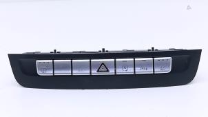 Gebruikte Schakelaar Paniekverlichting Mercedes GLA (156.9) 1.6 180 16V Prijs € 34,99 Inclusief btw aangeboden door Automaterialen Ronald Morien B.V.