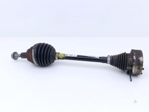 Gebruikte Aandrijfas links-voor Volkswagen Golf VII Variant (AUVV) 1.5 TSI Evo BMT 16V Prijs € 55,00 Margeregeling aangeboden door Automaterialen Ronald Morien B.V.