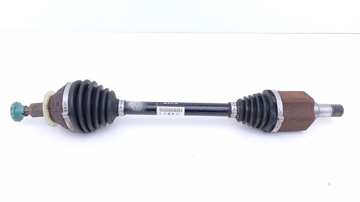 Gebruikte Aandrijfas links-voor Skoda Kamiq 1.0 TSI 12V Prijs € 195,00 Margeregeling aangeboden door Automaterialen Ronald Morien B.V.