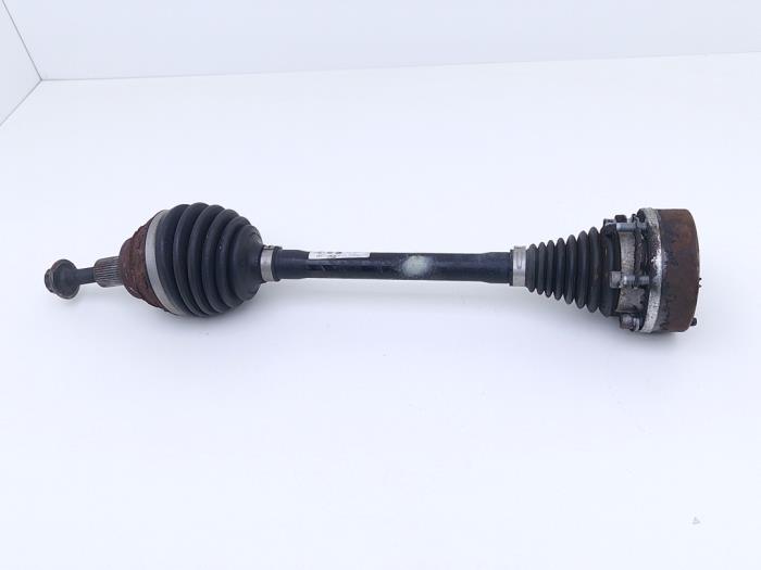 Gebruikte Aandrijfas links-voor Seat Leon ST (5FF) 1.4 TSI ACT 16V Prijs € 55,00 Margeregeling aangeboden door Automaterialen Ronald Morien B.V.