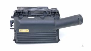 Gebruikte Luchtfilterhuis Mercedes C (W205) C-180 1.6 16V Prijs € 49,00 Margeregeling aangeboden door Automaterialen Ronald Morien B.V.