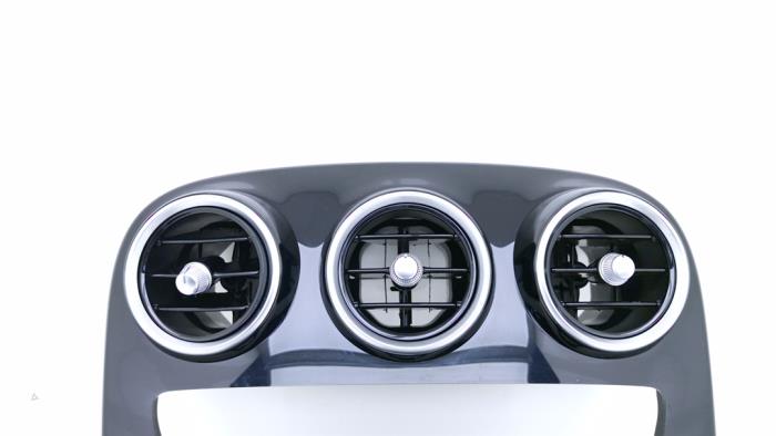 Middenconsoles van een Mercedes-Benz C (W205) C-180 1.6 16V 2015