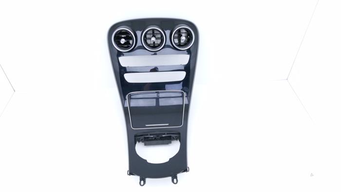 Middenconsoles van een Mercedes-Benz C (W205) C-180 1.6 16V 2015