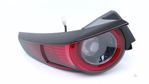 Gebruikte Achterlicht links Mazda CX-30 (DM) 2.0 e-SkyActiv-G 122 16V Prijs € 325,00 Margeregeling aangeboden door Automaterialen Ronald Morien B.V.