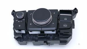 Gebruikte Regelunit Multi Media Mazda CX-30 (DM) 2.0 e-SkyActiv-G 122 16V Prijs € 175,00 Margeregeling aangeboden door Automaterialen Ronald Morien B.V.