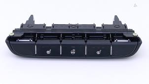 Gebruikte Stoelverwarmings Schakelaar Kia Ceed Sportswagon (CDF) 1.5 T-GDI 16V Eco-Dynamics+ Prijs € 48,99 Inclusief btw aangeboden door Automaterialen Ronald Morien B.V.