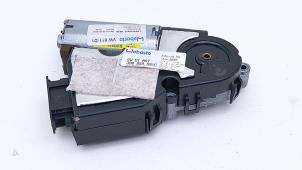 Gebruikte Schuifdak Motor Volkswagen Phaeton (3D) 6.0 W12 48V 4Motion Prijs € 95,00 Margeregeling aangeboden door Automaterialen Ronald Morien B.V.