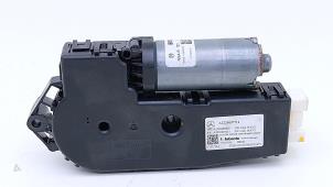 Gebruikte Schuifdak Motor Mercedes S AMG (W222) 4.0 S-63 L AMG V8 Turbo 4-Matic+ Prijs € 85,00 Margeregeling aangeboden door Automaterialen Ronald Morien B.V.