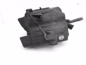 Gebruikte Luchtfilterhuis Audi A8 (D3) 6.0 W12 48V Quattro Prijs € 95,00 Margeregeling aangeboden door Automaterialen Ronald Morien B.V.