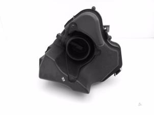 Gebruikte Luchtfilterhuis Audi A8 (D3) 6.0 W12 48V Quattro Prijs € 95,00 Margeregeling aangeboden door Automaterialen Ronald Morien B.V.