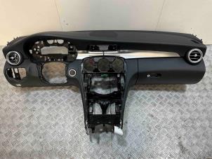 Gebruikte Dashboard Mercedes C Estate (S205) C-180 1.6 16V BlueEfficiency Prijs € 195,00 Margeregeling aangeboden door Automaterialen Ronald Morien B.V.