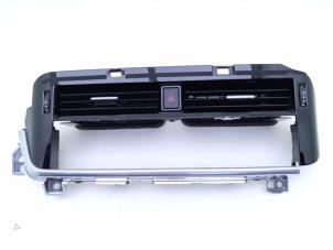 Gebruikte Luchtrooster Dashboard Nissan Qashqai (J12) 1.3 DIG-T 150 16V Prijs € 75,00 Inclusief btw aangeboden door Automaterialen Ronald Morien B.V.