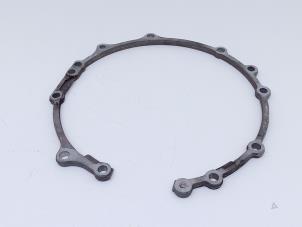 Gebruikte Tussenplaat motor Audi A8 (D3) 6.0 W12 48V Quattro Prijs € 45,00 Margeregeling aangeboden door Automaterialen Ronald Morien B.V.