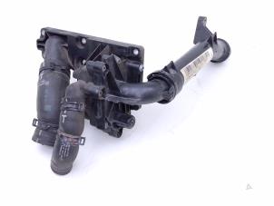 Gebruikte Thermostaathuis Mercedes AMG GT 4-door coupe (X290) 3.0 43 EQ boost 4-Matic+ Prijs € 125,00 Margeregeling aangeboden door Automaterialen Ronald Morien B.V.