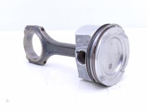 Gebruikte Zuiger Mercedes AMG GT 4-door coupe (X290) 3.0 43 EQ boost 4-Matic+ Prijs € 175,00 Margeregeling aangeboden door Automaterialen Ronald Morien B.V.