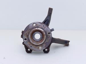 Gebruikte Fusee rechts-voor Peugeot 2008 (UD/UK/UR/US/UX) 1.2 VTi 12V PureTech 100 Prijs € 115,00 Margeregeling aangeboden door Automaterialen Ronald Morien B.V.