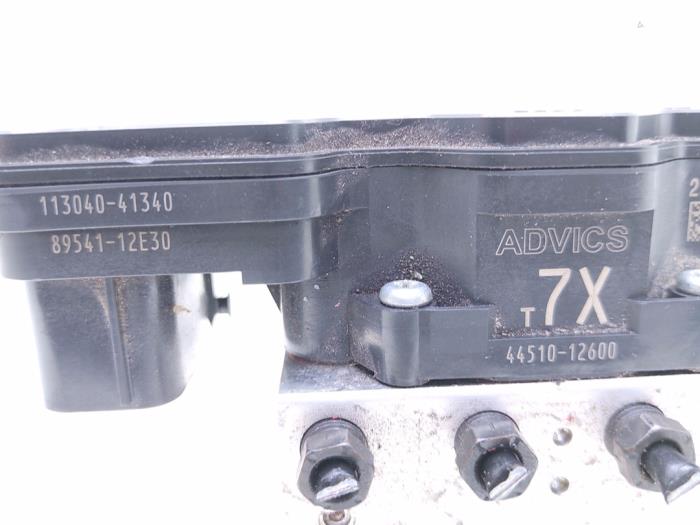 ABS Pomp van een Toyota Corolla Touring Sport (E21/EH1) 2.0 16V Hybrid 2020