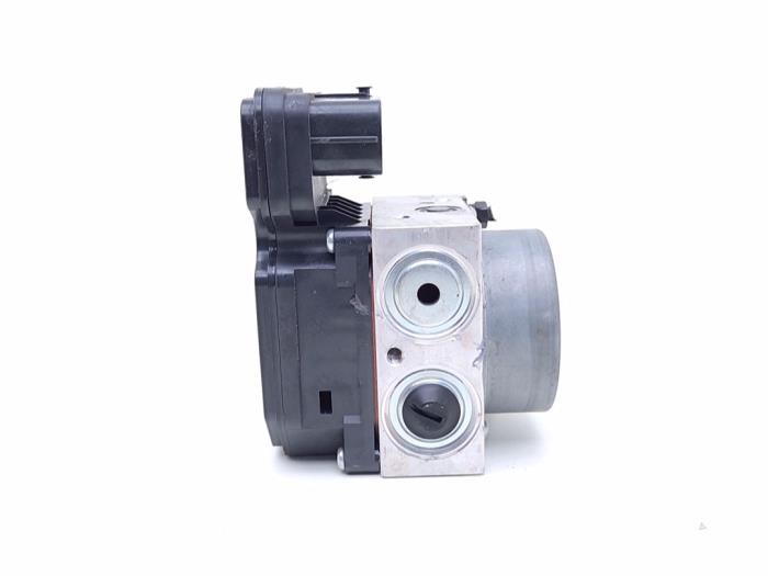 ABS Pomp van een Toyota Corolla Touring Sport (E21/EH1) 2.0 16V Hybrid 2020