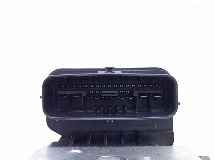 ABS Pomp van een Toyota Corolla Touring Sport (E21/EH1) 2.0 16V Hybrid 2020