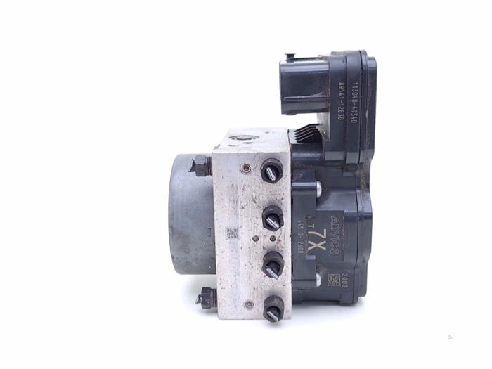 ABS Pomp van een Toyota Corolla Touring Sport (E21/EH1) 2.0 16V Hybrid 2020