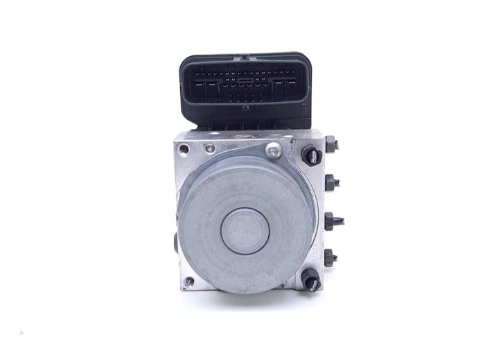 ABS Pomp van een Toyota Corolla Touring Sport (E21/EH1) 2.0 16V Hybrid 2020