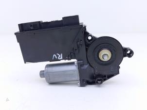 Gebruikte Motor electrisch raam Porsche Cayenne (9PA) 3.2 V6 24V Prijs € 49,00 Margeregeling aangeboden door Automaterialen Ronald Morien B.V.