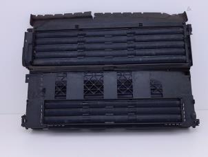 Gebruikte Luchtgeleider Peugeot 3008 II (M4/MC/MJ/MR) 1.2 12V e-THP PureTech 130 Prijs € 195,00 Margeregeling aangeboden door Automaterialen Ronald Morien B.V.