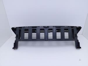 Gebruikte Frontpaneel Peugeot 3008 II (M4/MC/MJ/MR) 1.2 12V e-THP PureTech 130 Prijs € 85,00 Margeregeling aangeboden door Automaterialen Ronald Morien B.V.