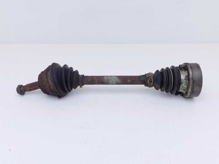 Gebruikte Aandrijfas links-voor Volkswagen Corrado 1.8 16V Prijs € 49,00 Margeregeling aangeboden door Automaterialen Ronald Morien B.V.