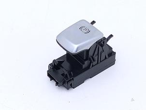 Gebruikte Handrem schakelaar Mercedes AMG GT 4-door coupe (X290) 4.0 63 S V8 Turbo 4-Matic+ Prijs € 19,00 Margeregeling aangeboden door Automaterialen Ronald Morien B.V.