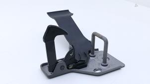 Gebruikte Motorkap hendel Volkswagen California T6 2.0 TDI 204 4Motion Prijs € 25,00 Inclusief btw aangeboden door Automaterialen Ronald Morien B.V.