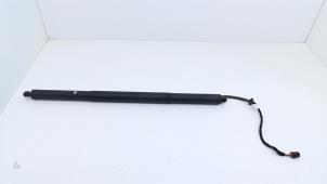 Gebruikte Kofferdekseldemper rechts-achter Porsche Cayenne III (9YA) 3.0 V6 Turbo 24V E-Hybrid Prijs € 180,29 Inclusief btw aangeboden door Automaterialen Ronald Morien B.V.