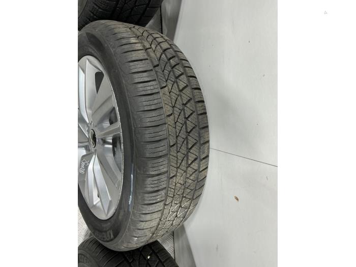 Velgen set + banden van een Volkswagen Taigo 1.5 TSI 16V 2025