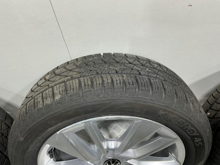 Velgen set + banden van een Volkswagen Taigo 1.5 TSI 16V 2025