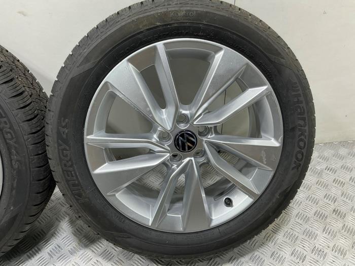 Velgen set + banden van een Volkswagen Taigo 1.5 TSI 16V 2025