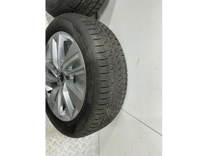 Velgen set + banden van een Volkswagen Taigo 1.5 TSI 16V 2025