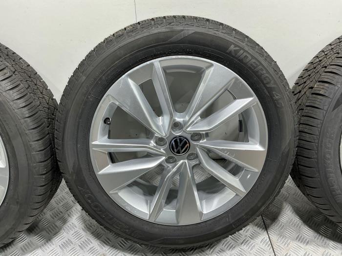 Velgen set + banden van een Volkswagen Taigo 1.5 TSI 16V 2025