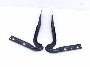 Gebruikte Motorkap Scharnier Volkswagen T-Cross 1.0 TSI 115 12V Prijs € 75,00 Inclusief btw aangeboden door Automaterialen Ronald Morien B.V.