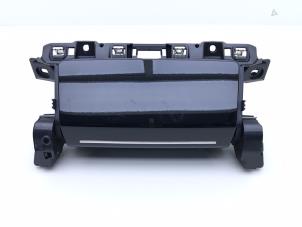 Gebruikte Opbergvak Peugeot 208 II (UB/UH/UP) 1.2 Vti 12V PureTech 100 Prijs € 85,00 Margeregeling aangeboden door Automaterialen Ronald Morien B.V.