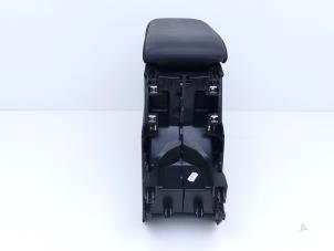 Gebruikte Armleuning Peugeot 208 II (UB/UH/UP) 1.2 Vti 12V PureTech 100 Prijs € 89,00 Margeregeling aangeboden door Automaterialen Ronald Morien B.V.