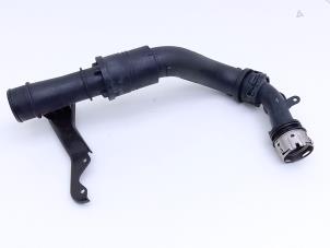 Gebruikte Intercooler Buis Ford Puma 1.5 EcoBoost 12V ST Prijs € 65,00 Margeregeling aangeboden door Automaterialen Ronald Morien B.V.