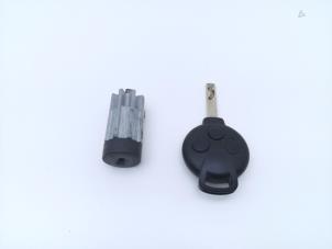 Gebruikte Kontaktslot + Sleutel Smart Fortwo Coupé (451.3) 1.0 52kW,Micro Hybrid Drive Prijs € 135,00 Margeregeling aangeboden door Automaterialen Ronald Morien B.V.