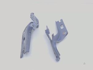 Gebruikte Motorkap Scharnier Volkswagen Polo VI (AW1) 1.0 MPI 12V Prijs € 59,29 Inclusief btw aangeboden door Automaterialen Ronald Morien B.V.