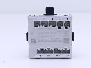 Gebruikte Deur module Mercedes EQE (V295) 300 89/90 kWh Prijs € 75,00 Inclusief btw aangeboden door Automaterialen Ronald Morien B.V.