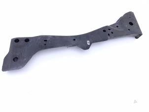 Gebruikte Dwarsbalk frontdeel Ford Kuga III (DFK) 2.5 PHEV 16V Prijs € 49,00 Margeregeling aangeboden door Automaterialen Ronald Morien B.V.