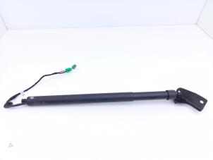 Gebruikte Achterklep motor Peugeot 3008 II (M4/MC/MJ/MR) 1.2 12V e-THP PureTech 130 Prijs € 75,00 Margeregeling aangeboden door Automaterialen Ronald Morien B.V.